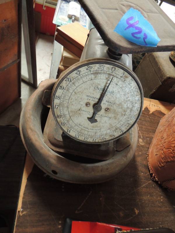 lot 423 image: Vintage food scale