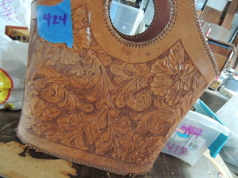 lot 424 image: Leather handbag