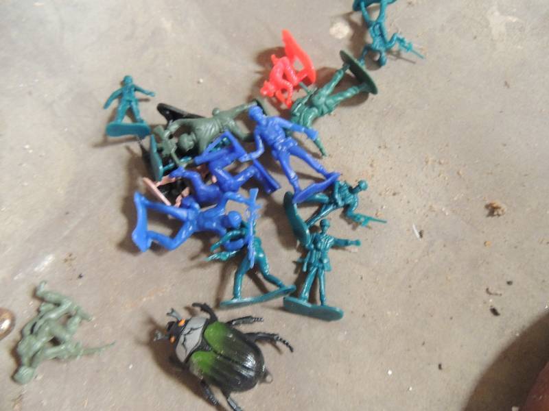 lot 425 image: Lot of toy soldiers, Indian, and cowboys