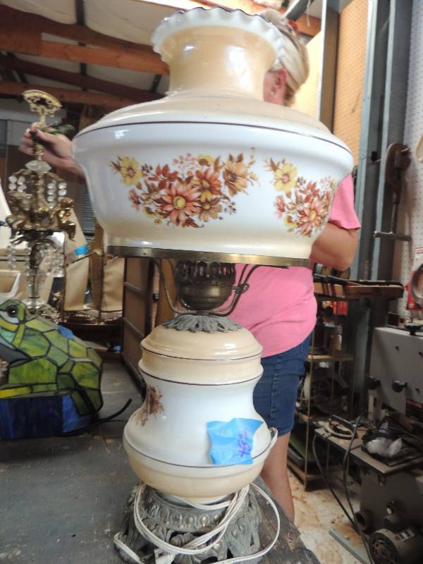 lot 452 image: Gone with the Wind Style Lamp and shade