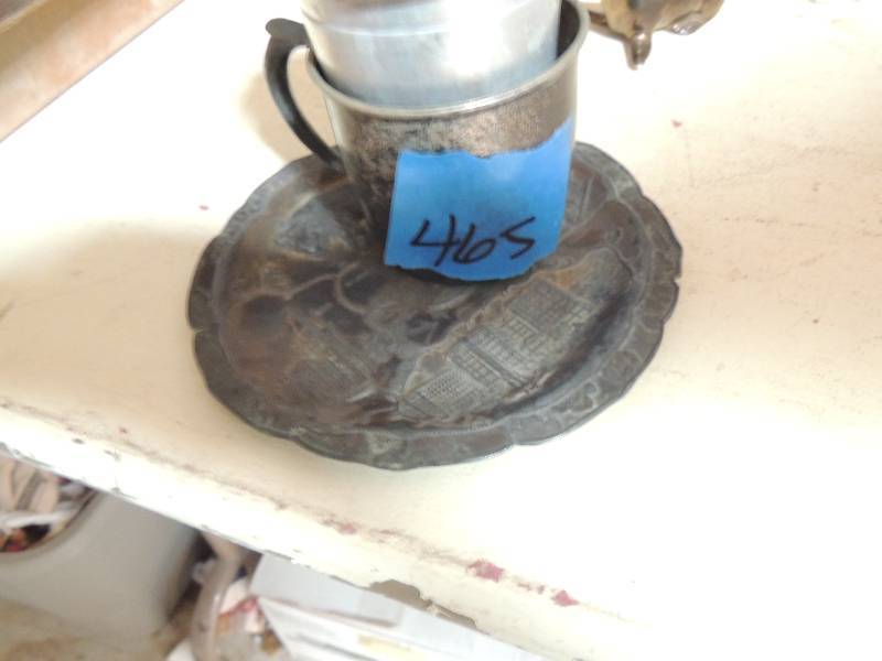 lot 465 image: Vintage metal cups New york souvenier