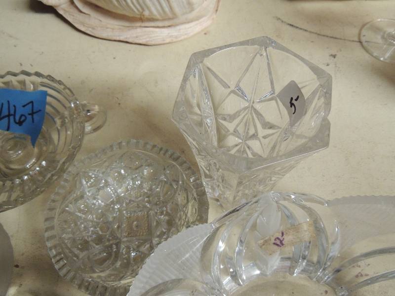 lot 467 image: Crystal Marquis clock,  2 crystal bowl, 1 crystal flower vase