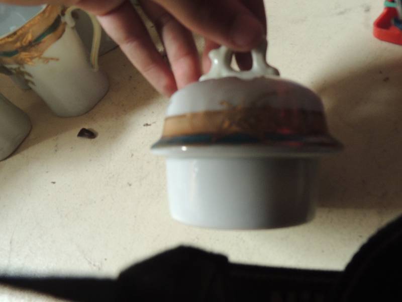 lot 162 image: Green pot, HONEY JAR, WALL POCKET