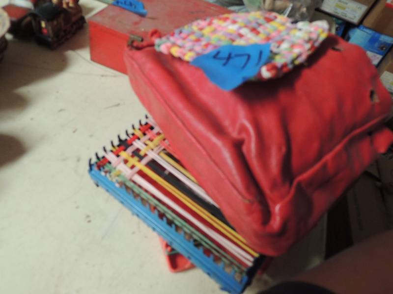 lot 471 image: Pot holder maker and large lot of pot holders