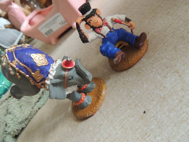 lot 418 image: Porcelain circus figures