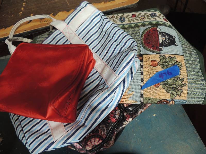 lot 476 image: Farm rug and 2 handbags