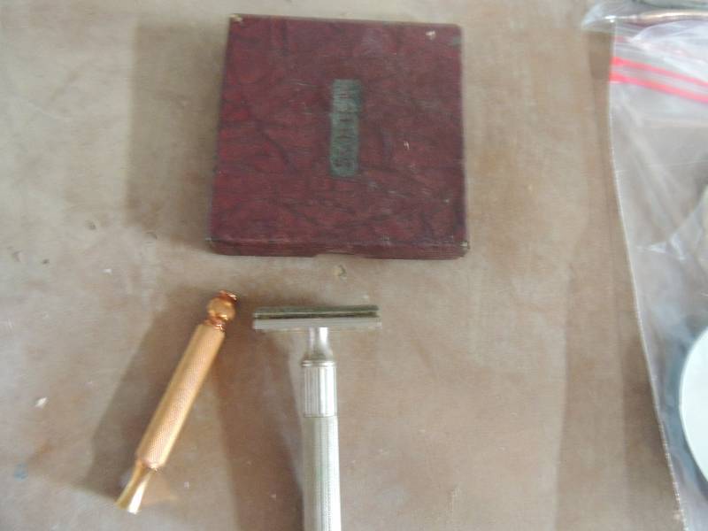 lot 183 image: Schick single blade razor with oil and cleaner ( no blade)
