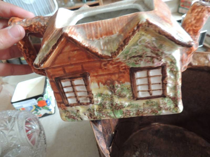lot 195 image: Decorative house and square vase