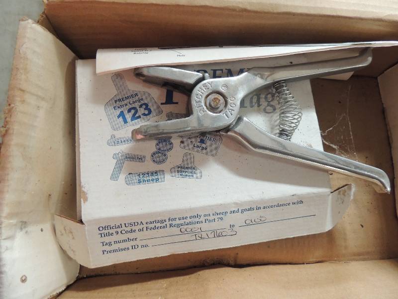lot 200 image: PREMIER TAGGING GUN WITH TAGS