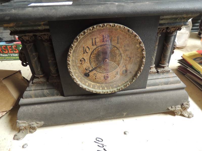 lot 204 image: ANTIQUE MANTLE CLOCK