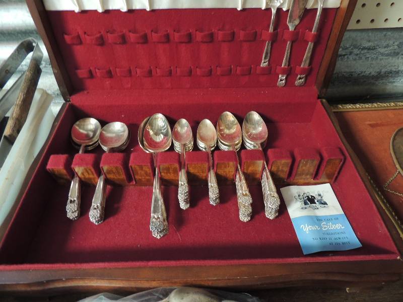lot 495 image: Silverware-1847 Roger brothers american silverware in wooden case
