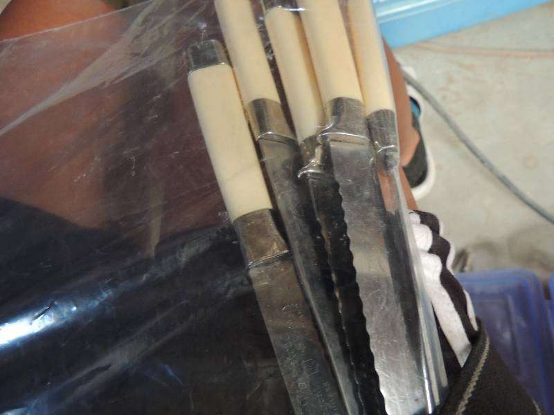 lot 497 image: Wave Crest English Knives