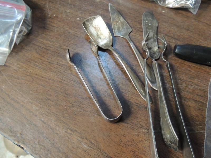 lot 498 image: Silverware-   olive tongs x 2,  sugar scoop, butter knives  x 2,