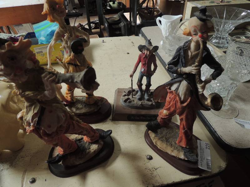 lot 226 image: 4 clown figurines