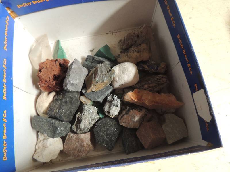 lot 227 image: Box of assorted rocks, MINERALS