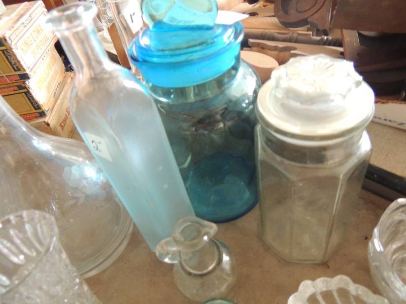 lot 236 image: Assorted glassware
