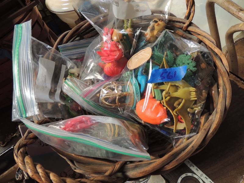 lot 561 image: Lot of small kids toys