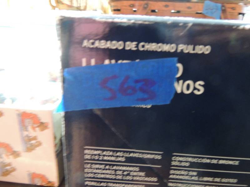 lot 563 image: SHOTGUN SHELLS  AND MO