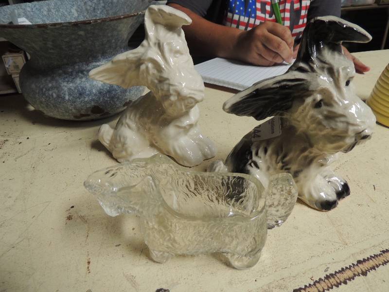 lot 244 image: 2 Scottie puppies made in japan 1935 and a doggie dish