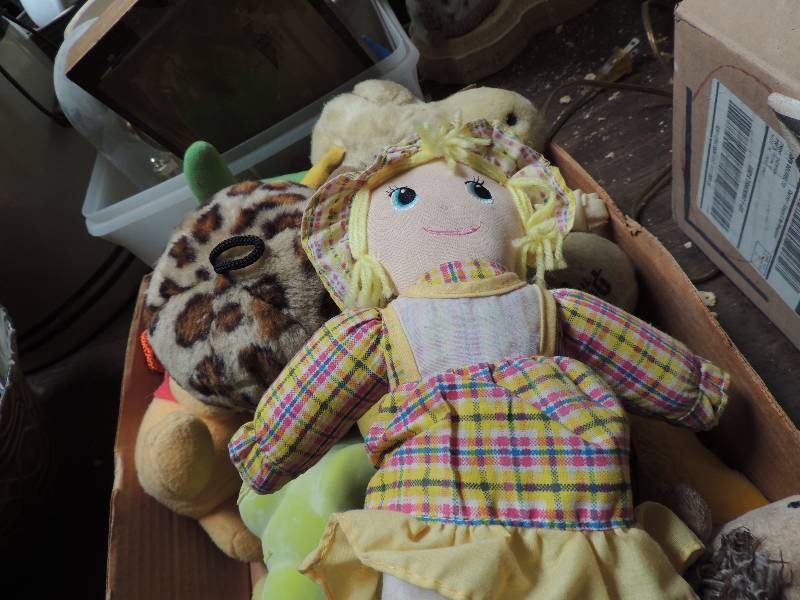 lot 566 image: Lot of stuffed animals