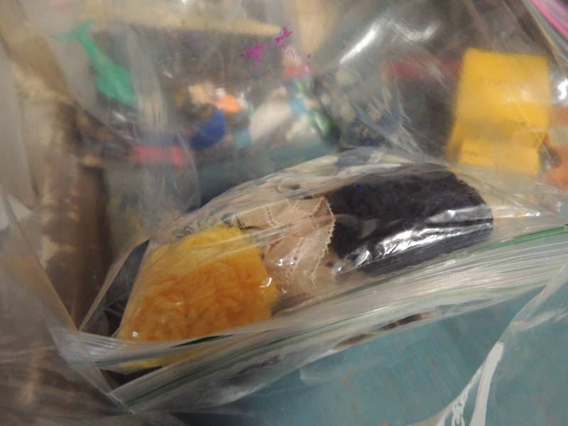 lot 571 image: Bag of cousin dolls