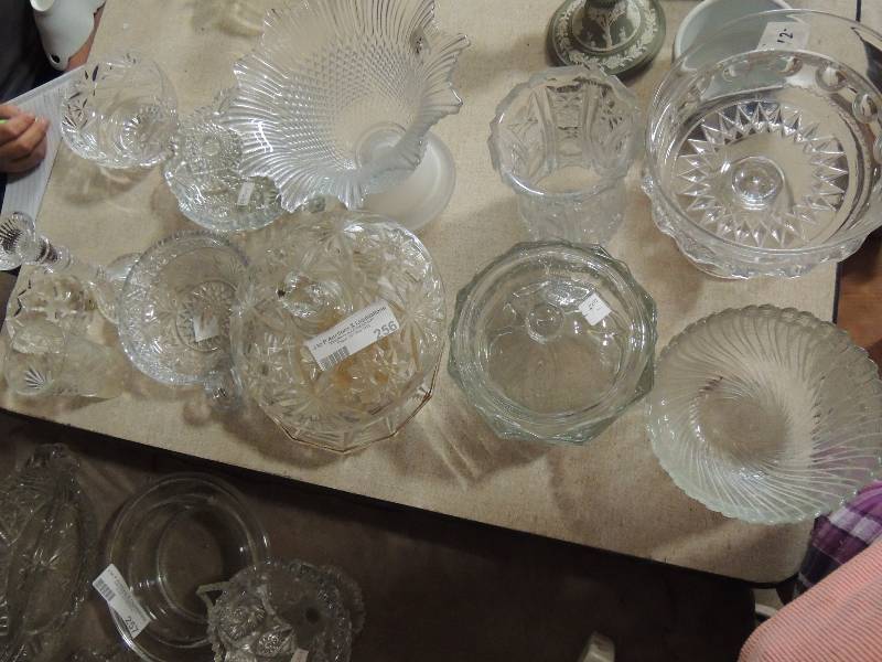 lot 256 image: Lot of decorative glassware