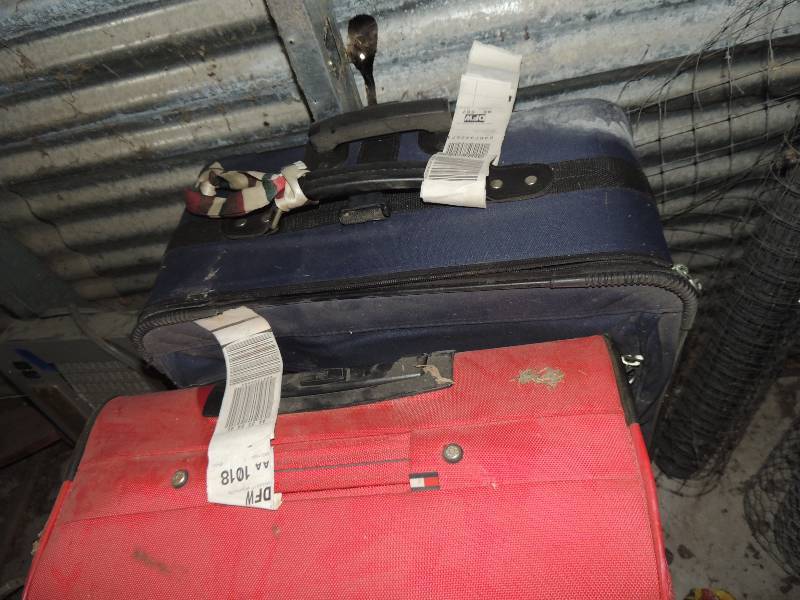 lot 585 image: 3 suitcases