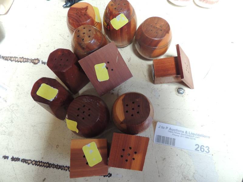 lot 263 image: S&P shakers x6 wooden from TX