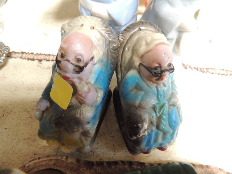 lot 266 image: S&P shakers  x 4 very unique