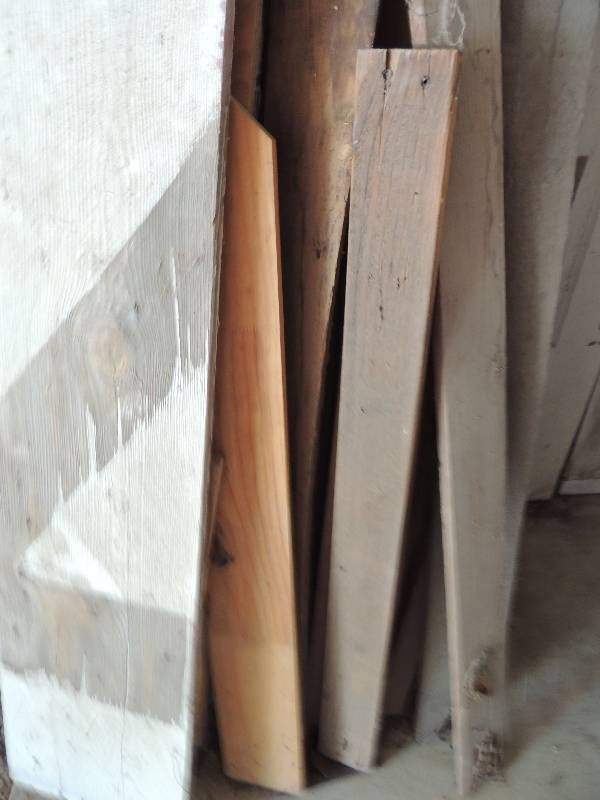 lot 604 image: Large lot of wood