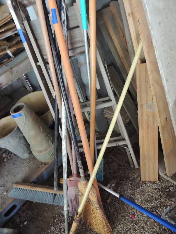 lot 605 image: Various BROOMS