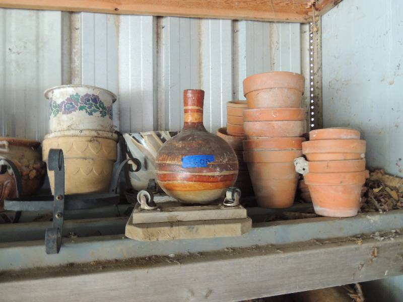 lot 606 image: Various pots for plants