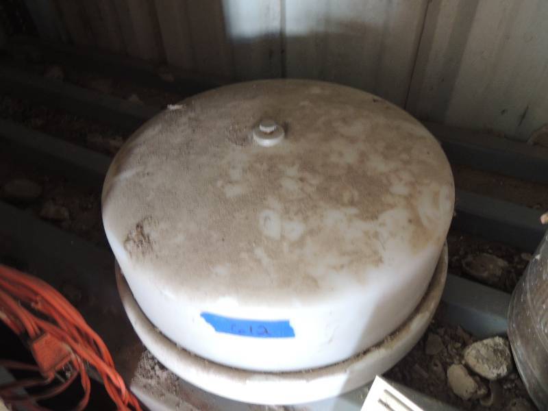 lot 612 image: Large light fixture