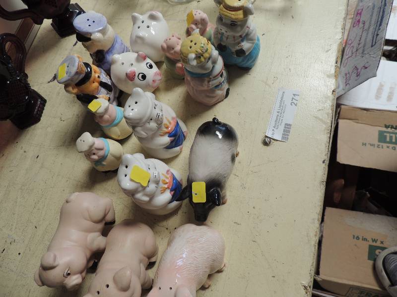 lot 271 image: Collection of 8 pair of PIG s&P shakers