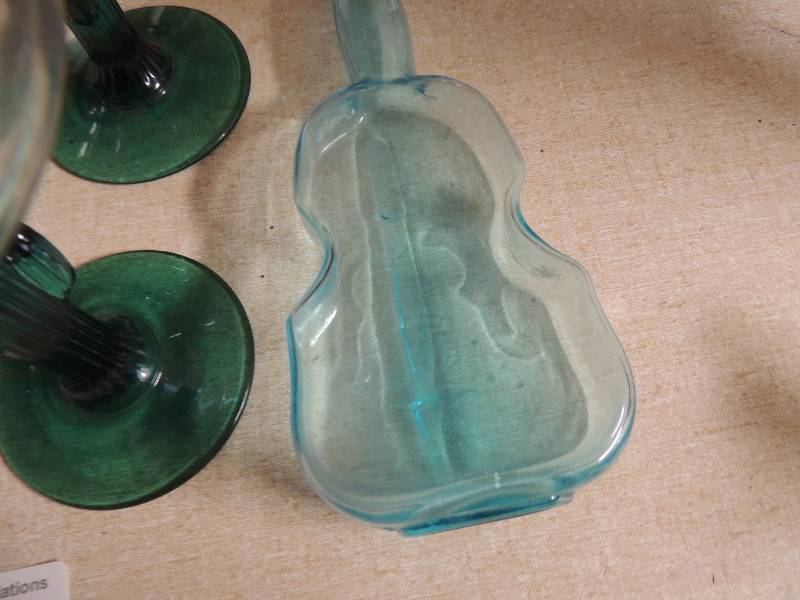 lot 276 image: Blue guitar vase and 4 cactus stemmed margarita glasses