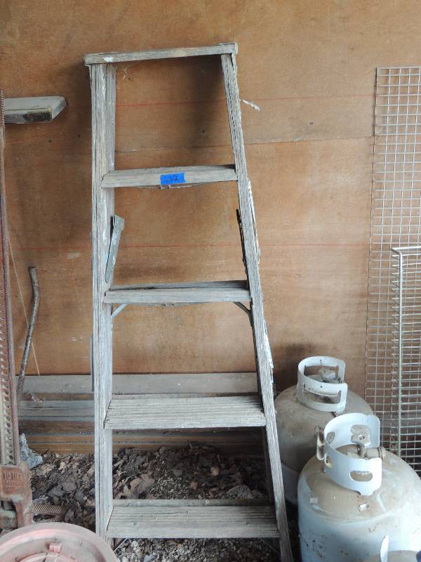 lot 632 image: wooden 4 foot ladder