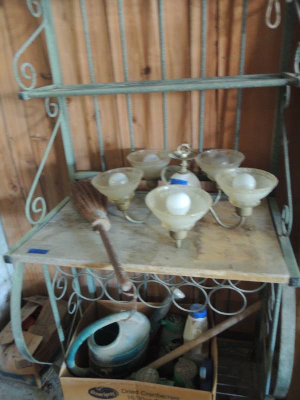 lot 622 image: Vintage Bakers Rack - No Contents