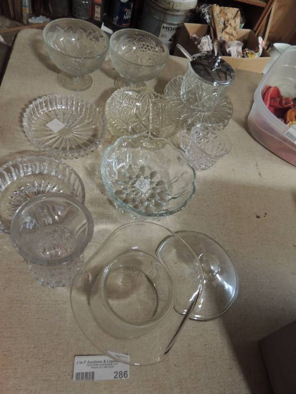 lot 286 image: Lot of crystalglass bowls, cups, vases etc.