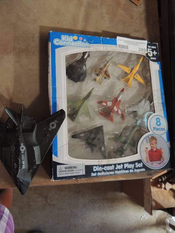 lot 289 image: 8 piece die cast metal US Air force jet play set