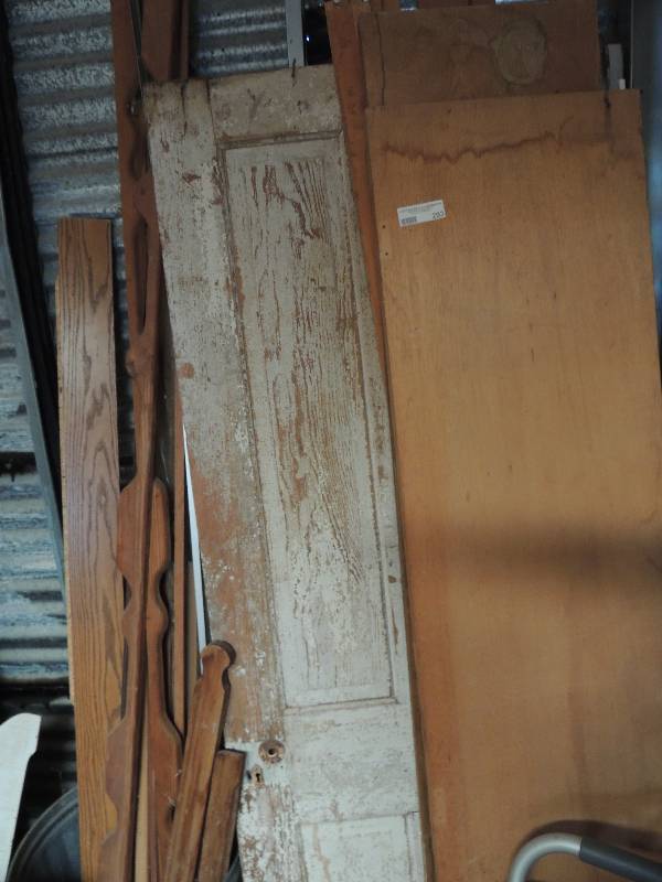 lot 293 image: Lot of doors-bifold and 3 vintage  AND TRIM