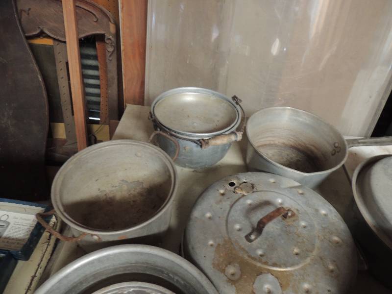 lot 300 image: Lot of pots some with lids some without