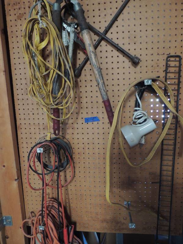 lot 668 image: 4 extension cords 4 way tree cutter desk lamp and more