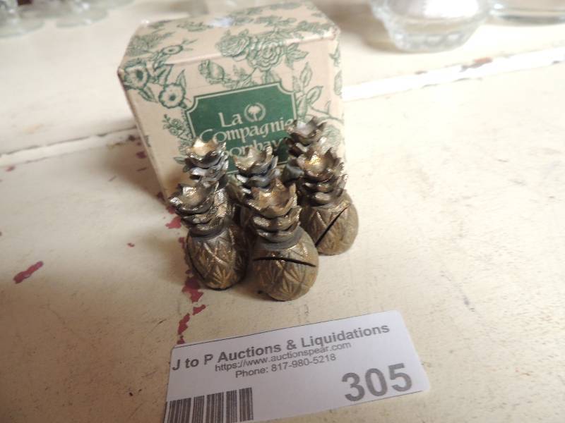 lot 305 image: The Bombay Co. mini pineapples