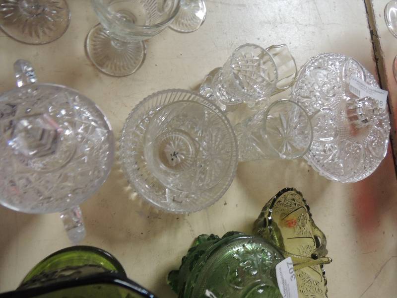 lot 306 image: Glass bowl with lid and 2 small glasses