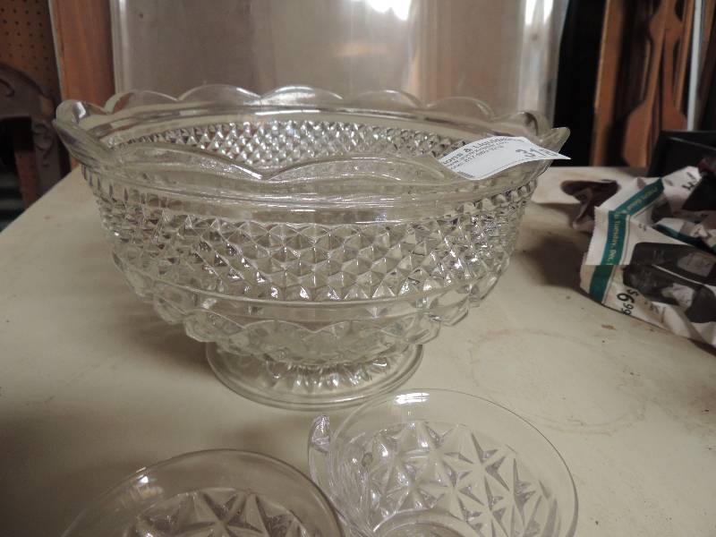 lot 318 image: Punch bowl and matching cups  x 6