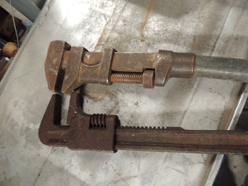 lot 699 image: 2 pipe wrenches 8