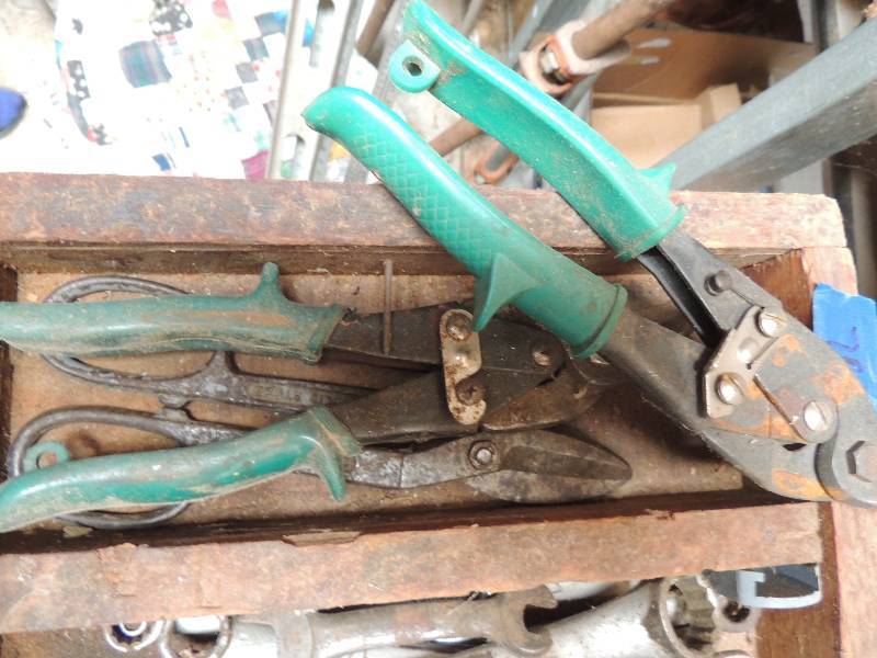 lot 700 image: 2 tin snips 1 pair tin scissors