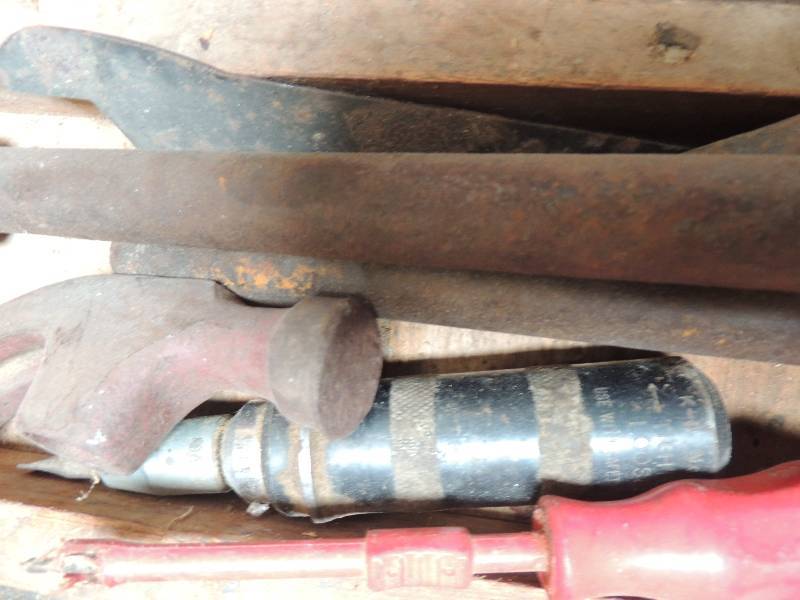 lot 704 image: Steel pen large trailor steel punch screw driver