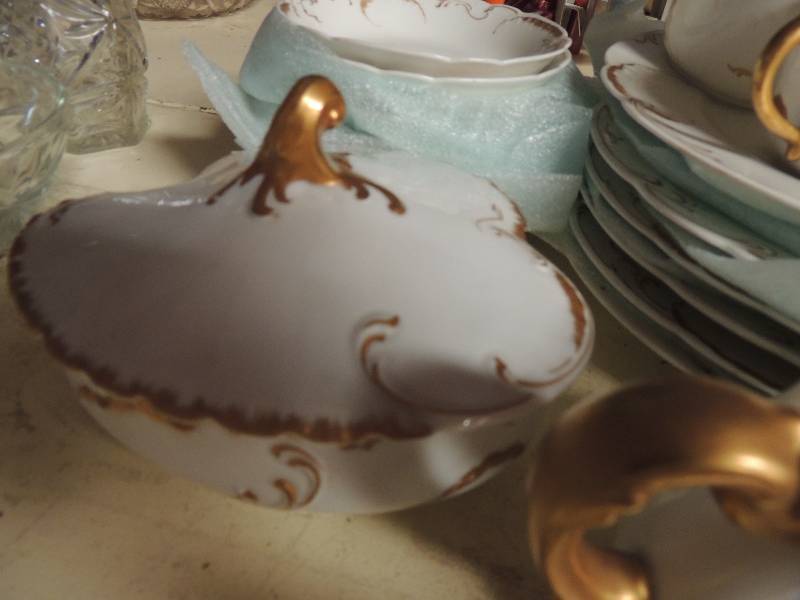 lot 325 image: Havilland and Co.. Dishes-4 cups 8 dinner plates 8 saucers gravy boat, sugar and creamer