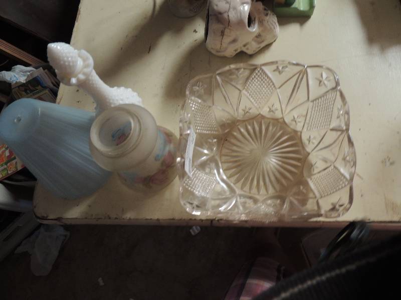 lot 327 image: Bowl, glass lamp shade, flower lamp shade and white bubble glass vase